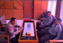 Karutan Kotamobagu Aris Yuliyanta saat berbincang dengan Danyon Satbrimob I.W. Wimantara di ruang kerjanya,4 November 2025. (foto.Ilham/Rutan Kotamobagu)