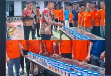 Warga Binaan Rutan Kotamobagu Jalani Urine Karutan Kotamobagu Aris Yuliyanta, saat memastikan para warga binaan jalani tes urine, Kamis 13 November 2025. (foto.Ilham/Rutan Kotamobagu)