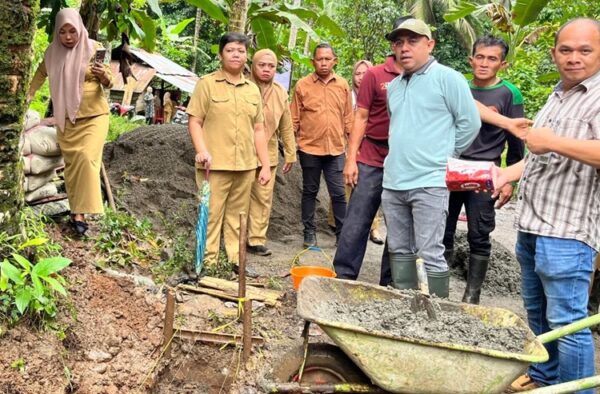 Bupati Bolmong Yusra Alhabsyi turun tangan langsung bantu pembangunan jalan usaha tani, Senin 8 Desember 2025. (foto.dok/Diskominfo Bolmong)