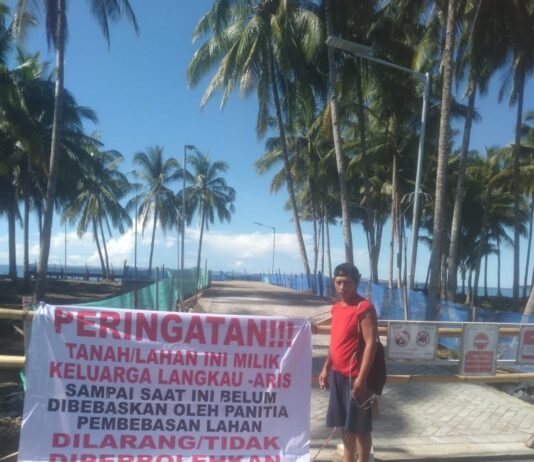 Tampak salah satu pemilik lahan di Kabupaten Bolsel yang melakukan protes dengan spanduk larangan atas lahan yang tak kunjung diganti rugi. (foto.ist/Agung)