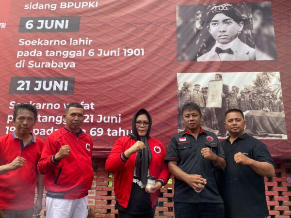 Dr Ns Henny Kaseger S Kep M Kes, ketua terpilih DPC PDI Perjuangan Kota Kotamobagu (tengah/kenakan jilbab hitam).  (foto.Ist.Denni Damopolii)