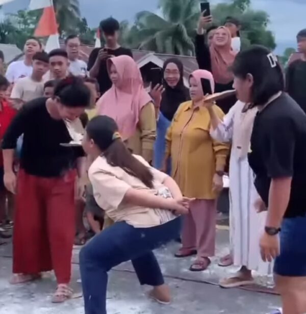 Keseruan warga Desa Moyag Todulan, saat ambil bagian perlombaan HUT Kemerdekaan RI ke 80. (foto.tangkapan layar/timurexpress.co)