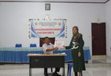 Pemdes Moyag Todulan kembali Salurkan BLT-DD Mei 2025 Tampak salah satu warga lansia Desa Moyag Todulan, saat menereima BLT di Balai Desa Moyag Todulan, Kecamatan Kotamobagu Timur, Kota Kotamobagu, 7 Mei 2025. (foto.dok/Pemdes Moyag Todulan)