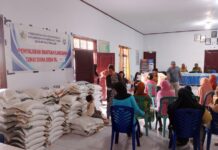 Respon Pemkot Kotamobagu, Pemdes Moyag Todulan Salur Bantuan Pangan Tampak sejumlah KPM Desa Moyag Todulan saat akan menerima BLT, di Balai Desa setempat. (foto.dok/Pemdes Moyag Todulan)