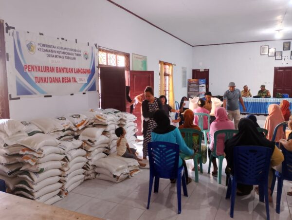 Tampak sejumlah KPM Desa Moyag Todulan datang ke Balai Desa untuk menerima BLT.