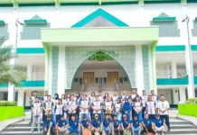 Jelang Ramadhan, Rutan Kotamobagu dan Warga Binaan Bersih – Bersih Masjid Raya Baitul Makmur Jajaran Rutan Kotamobagu dan Warga Binaan Rutan, gelar bersih - bersih halaman Masjid Raya Baitul Makmur Kotamobagu, Kamis 18 Februari 2026. (foto.Ilham/Rutan Kotamobagu)