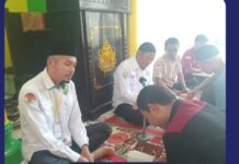 Warga Binaan dapat bimbingan belajar langsung baca Al-Qur’an dan Iqra’ oleh penyuluh Kemenega Kotamobagu, di Masjid Rutan, Senin 23 Februari 2026. (foto.Ilham/Rutan Kotamobagu)