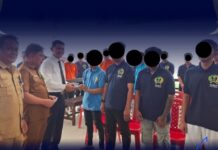 Karutan Kotamobagu, Aris Yuliyanta, saat menyerahkan identitas E-KTP ke salah satu warga binaan Rutan Kotamobagu, di Aula Rutan, Senin 27 April 2026. (foto.Ist/Rutan Kotamobagu)