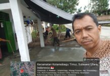 Sangadi Moyag Todulan, Roliadi Modeong, pimpin aksi bersih-bersih tempat ibadah Shalat Tarawih bersama warga jamaah setempat, Jumat 20 Februari 2026. (foto.Ist/Pemdes Moyag Todulan)