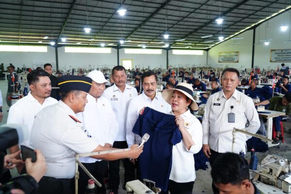 Ketua Komisi IV DPR RI, Titiek Soeharto, didampingi Menteri Imigrasi dan Pemasyarakatan (Menimipas), Agus Andrianto, saat melihat lebih dekat produk unggulan warga Nusakambangan, Sabtu (20/6/2026). (foto.Ist/Hms Rutan Kelas IIB Kotamobagu)