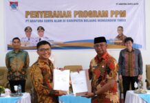 Perkuat Komitmen Kontribusi di Boltim, PT ASA Serahkan Program PPM Presiden Direktur PT ASA Ruli Tanio (kiri) saat menyerahkan program CSR kepada Bupati Boltim Oskar Manoppo (kanan)