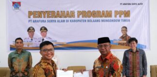 Presiden Direktur PT ASA Ruli Tanio (kiri) saat menyerahkan program CSR kepada Bupati Boltim Oskar Manoppo (kanan)