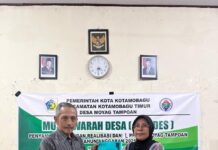 Sangadi Moyag Tampoan, Kori Manoppo (kanan), saat menyerahkan dokumen LPPDES 2025, kepada BPD, di Balai Desa setempat. (foto.dok/pemdes Moyag Tampoan)