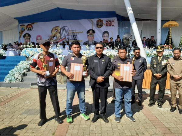 Momen foto bersama Sekdes Poyowa Besar Dua, Affan Mokodompit (kiri), saat sukses meraih Juara III, kategori BR Fun Monte 41 Meter dalam Turnamen Menembak Kapolres Cup 2026, di lapangan Bokihotinmbang.(foto.Affan/Pemdes Poyowa Besar Dua)