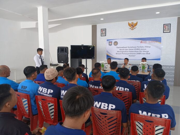 Rutan Kotamobagu Karutan Kotamobagu, Aris Yuliyanta, saat membuka kegiatan sosialisasi di Aula Utama Rutan, Rabu 15 Juli 2026. (foto.Ist/Rutan Kotamobagu)