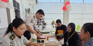 Tampak keluarga WBP Rutan Kotamobagu mendapat pelayanan kesehatan gratis dari petugas naked rutan setempat, di Aula Utama Rutan Kotamobagu, Selasa 11 Agustus 2026. (foto.Ist/Rutan Kotamobagu)
