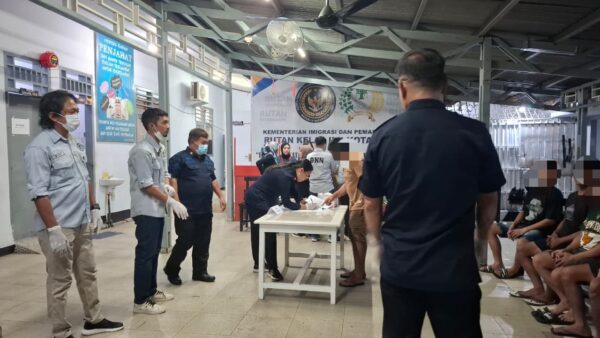 Tampak sejumlah WBP Rutan Kotamobagu di tes urine dadakan untuk pencegahan penyalahgunaan narkoba, Jumat 18 September 2026. (foto.dok/Rutan Kotamobagu)