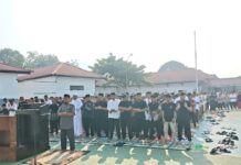 Warga Rutan Kotamobagu Gelar Shalat Istisqa: Ikhtiar Bersama Memohon Hujan Tampak suasana warga Rutan Kelas IIB Kotamobagu saat menggelar Shalat Istisqa, ikhtiar memohon turunnya hujan di lapangan utama Rutan, Kamis 24 September 2026, sekira pukul 08.00 Wita. (foto.ist/Rutan Kotamobagu)