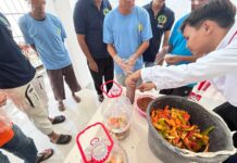 Kreatif dan Produktif, Peserta Magang Latih Warga Binaan Olah Limbah Dapur Rutan jadi Cairan Ajaib Eco-Enzyme Di hadapan Warga Binaan, peserta magang praktekan cara membuat Cairan Ajaib Eco-Enzyme, Senin 28 September 2026. (foto.Rutan Kotamobagu)
