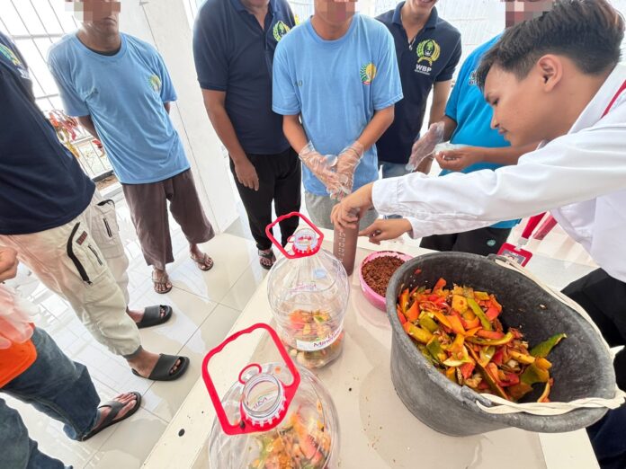 Rutan Kotamobagu Di hadapan Warga Binaan, peserta magang praktekan cara membuat Cairan Ajaib Eco-Enzyme, Senin 28 September 2026. (foto.Rutan Kotamobagu)