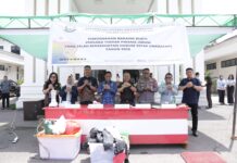 Karutan Kotamobagu, Aris Yuliyanta (kanan), saat ikut menghadiri pemusnahan barang bukti perkara tindak pidana umum di halaman Kantor Kejaksaan Negeri Kotamobagu, Kamis 17 September 2026. (foto.Ist/Forkompinda Kotamobagu)