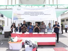 Karutan Kotamobagu, Aris Yuliyanta (kanan), saat ikut menghadiri pemusnahan barang bukti perkara tindak pidana umum di halaman Kantor Kejaksaan Negeri Kotamobagu, Kamis 17 September 2026. (foto.Ist/Forkompinda Kotamobagu)