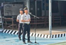Tak Boleh Lengah! Karutan Kotamobagu Tekankan SOP dan Kontrol Keamanan Tampak Karutan Kotamobagu, Aris Yuliyanta, saat memberikan arahan kepada seluruh jajaran Rutan Kelas IIB Kotamobagu, di lapangan utama Rutan, terkait peningkatan keamanan di dalam Rutan Kelas IIB Kotamobagu, Senin 31 Agustus 2026. (foto.Ist/Rutan Kotamobagu )
