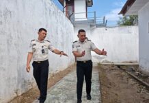 Tampak Karutan Kotamobagu, Aris Yuliyanta, saat mengecek area Brandgang untuk mendukung program ketahanan pangan pemerintah, Senin 31 Agustus 2026. (foto.ist/Rutan Kotamobagu)