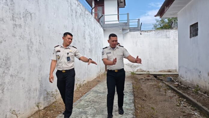 Tampak Karutan Kotamobagu, Aris Yuliyanta, saat mengecek area Brandgang untuk mendukung program ketahanan pangan pemerintah, Senin 31 Agustus 2026. (foto.ist/Rutan Kotamobagu)