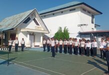 Karutan Kotamobagu, Aris Yuliyanta, saat memimpin apel pagi, di lapangan utama Rutan Kelas IIB Kotamobagu, Senin 14 September 2026. (foto.Ist/Rutan Kotamobagu)