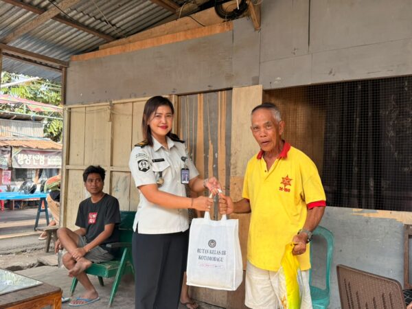 Jajaran Rutan Kotamobagu ikut ambil bagian penyerahan bantuan paket sembako kepada salah satu warga lansia, Rabu 16 September 2026. (foto.Ist/Rutan Kotamobagu)
