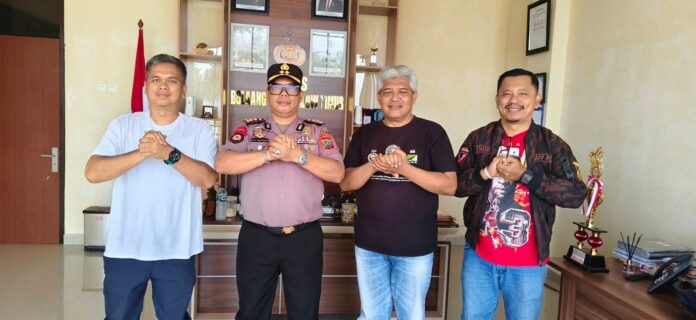Kapolres Boltim Golfried Hasiholan Pakpahan (tengah kiri) Ketum APRI Gatot (tengah kanan) Deputi ESDM dan Geologis APRI (paling kiri) dan Ketua APRI Boltim Hendra Abarang (paling kanan) saat berkunjung ke Mako Polres Boltim